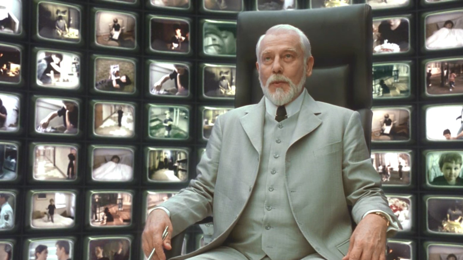 — Почему я здесь?
— Твоя жизнь — это сумма остатков неуравновешенного уравнения, свойственного программированию Матрицы. Ты — возможный результат аномалии, которую, несмотря на мои искренние усилия, мне не удалось устранить из того, что в противном случае было бы гармонией математической точности.