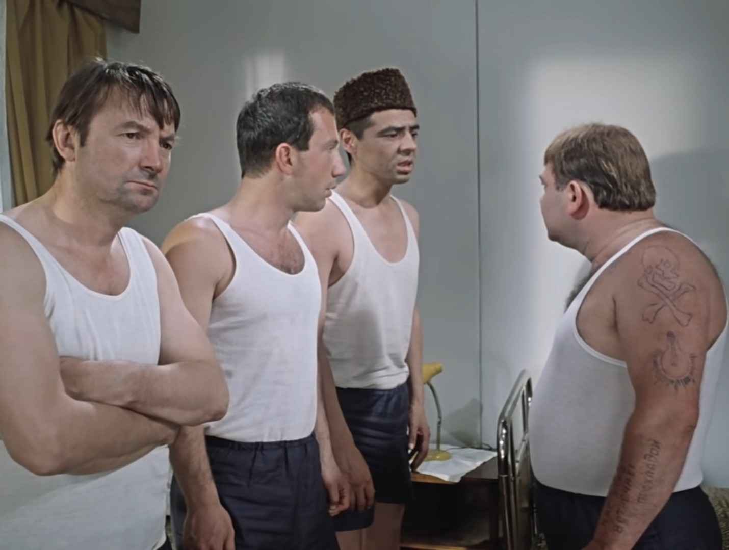 — Тебя как зовут?
— Алибаба.
— Я же сказал, клички отставить!
— Это фамилия, а имя — Василий Алибабаевич, Вася.