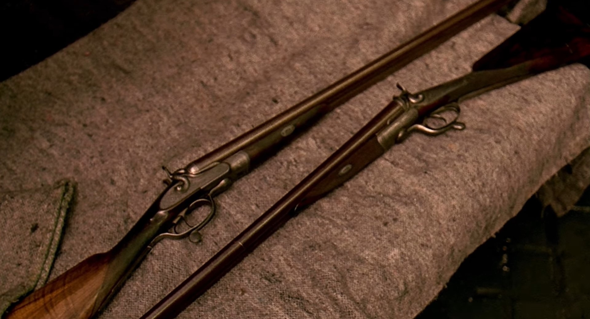 — Сколько просишь за мушкеты?
— 700 за каждый.
— То есть? По фунту за год их жизни? Я знаю, это антиквариат, но оружие по таким ценам я не покупаю.