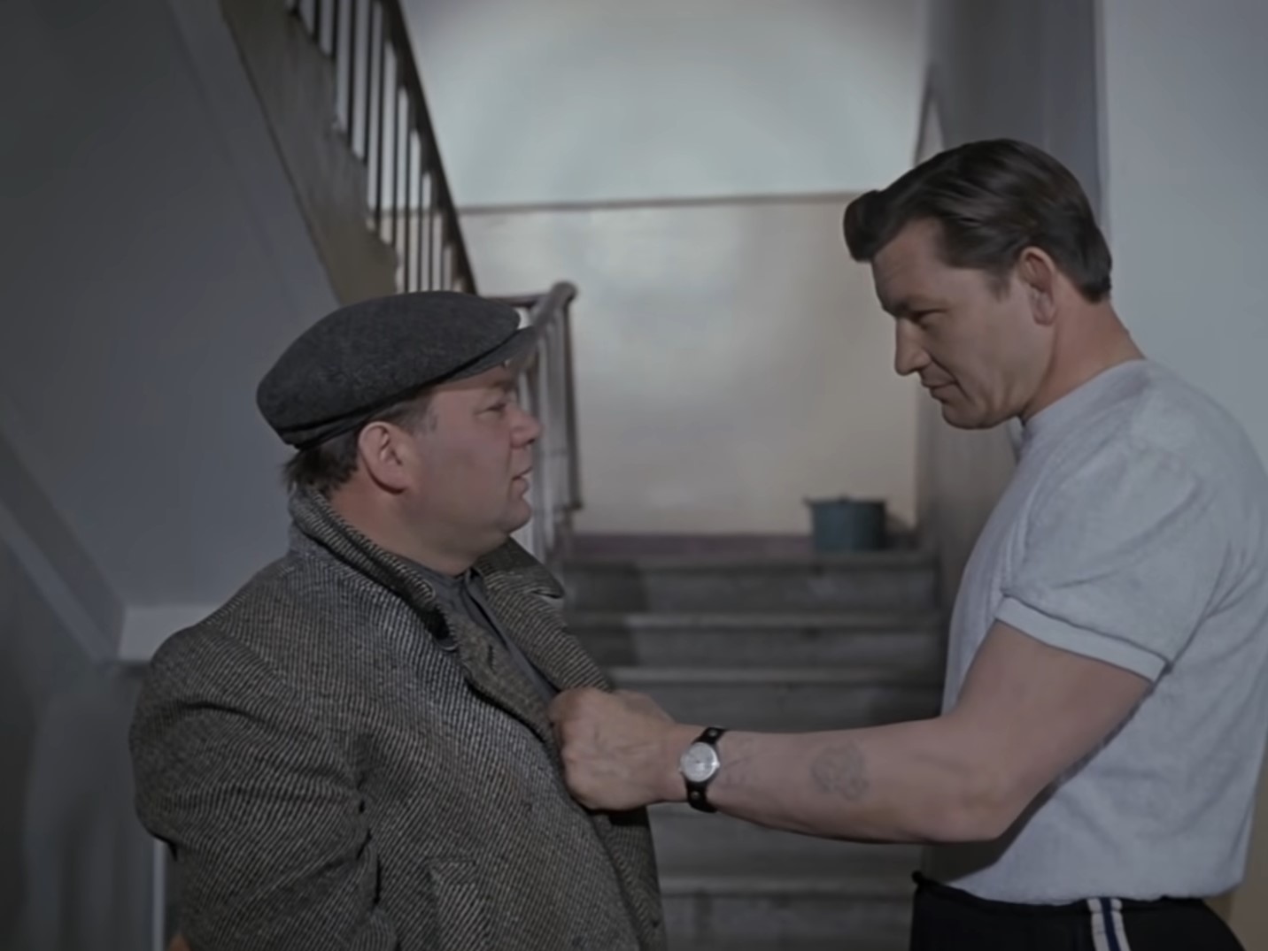 — Слушай, Доцент. Я говорил тебе, что я завязал? Говорил?
— Говорил.
— Я говорил тебе, лучше не приходи? Говорил?
— Говорил.
— Я говорил тебе, с лестницы спущу?
— Говорил?
— Ну вот и не обижайся!