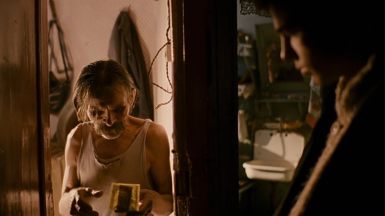 — Чего надо?
— Дед, продай ружьё.
— Мильон!
— Неси!
— Хе... Деньги наперёд давай!... [Данила отсчитывает доллары] Доллáри...
— Здесь мильон двести. Патроны тащи все!