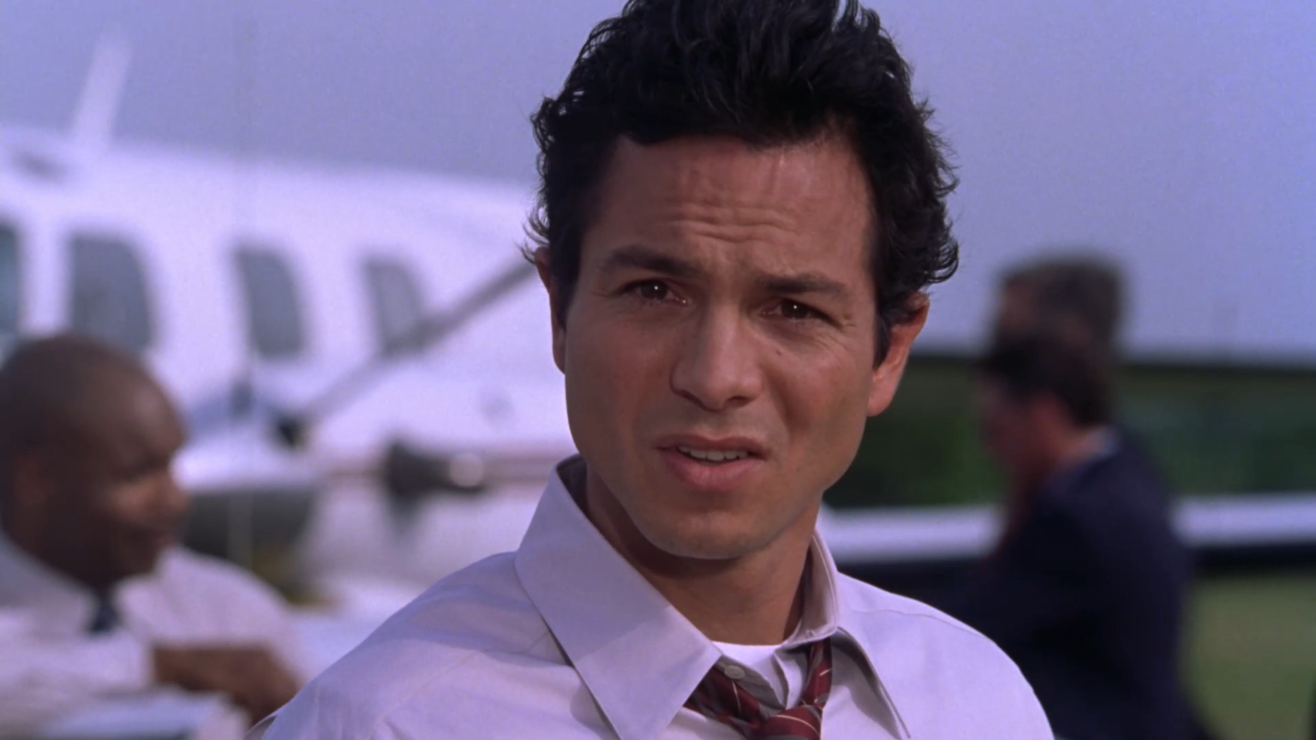 Я в платье, у меня гель в волосах, я не спала всю ночь, хочу есть и вооружена! Не приставай ко мне!
============================
Я в платье, волосы залиты лаком, я всю ночь не спала, но я вооружена! Лучше не зли меня!