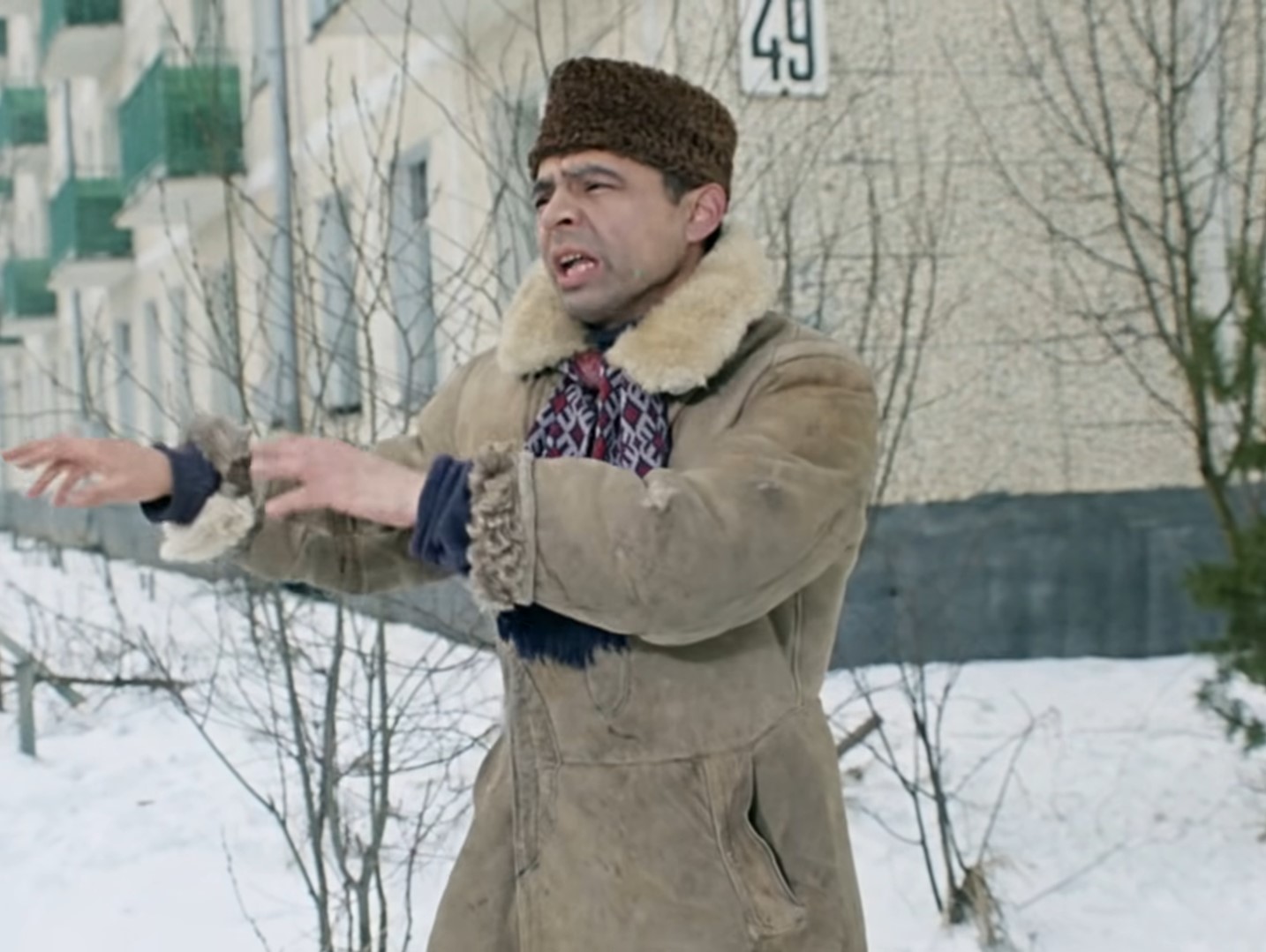 Эй, гражданина! Ты туда не ходи, ты сюда ходи. А то снег в башка попадёт. Совсем мёртвый будешь!