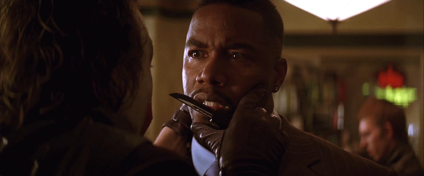 Хочешь знать, откуда эти шрамы? Мой папаша был алкаш и изверг, и однажды он взбесился больше обычного. Мамочка схватила кухонный нож, чтобы себя защитить, но папочке это не понравилось! И вот у меня на глазах он её зарезал, хохотал как сумасшедший. Потом повернулся и говорит: «Чего ты такой серьёзный, сынок?» Он шёл на меня с ножом... «Чего ты такой серьёзный, сынок?!» Он вставил мне лезвие в рот: «Давай-ка мы тебе нарисуем улыбку!» И... «Чего ты такой серьёзный?»