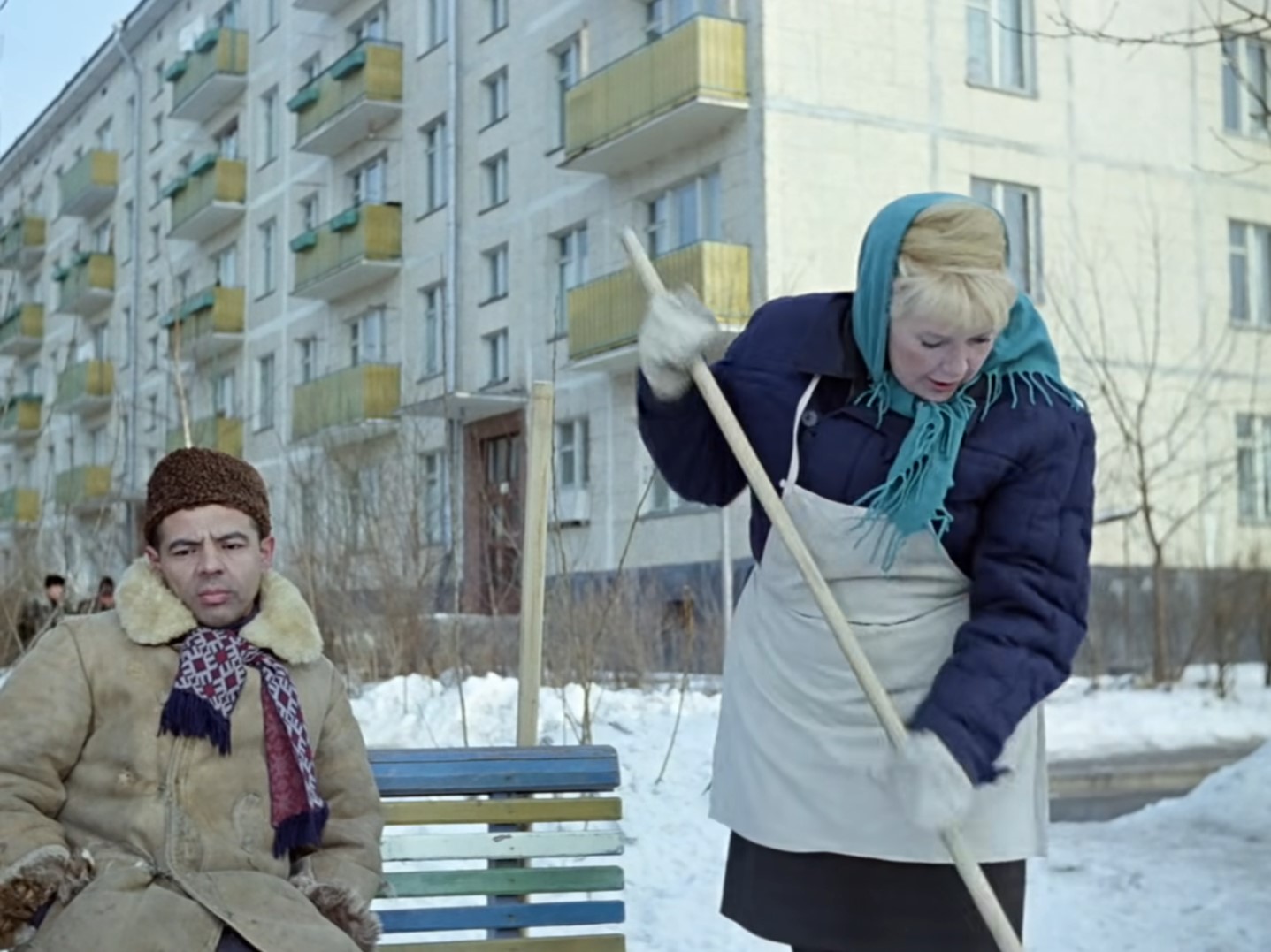 Василий Алибабаевич Алибаба Дворник Маша — Шакал я паршивый, всё ворую и ворую…
— Чё это ты воруешь?
— Вот на шухере здесь сижу. Украли уже. Ну я пошёл.