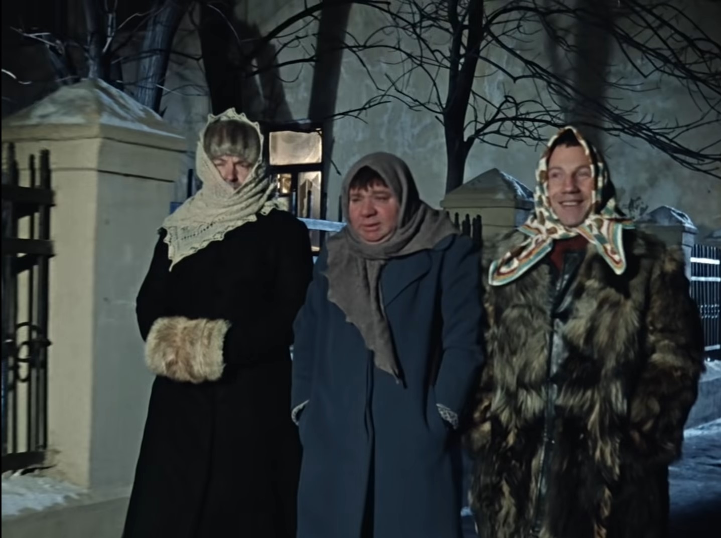 Девушка — Девушка, а девушка, а как вас зовут?
— Таня.
— А меня Федя.
— Ну и дура.