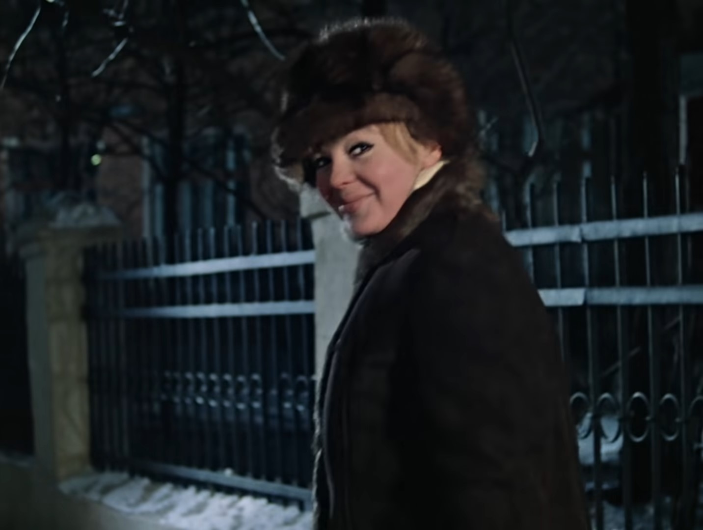 Девушка — Девушка, а девушка, а как вас зовут?
— Таня.
— А меня Федя.
— Ну и дура.