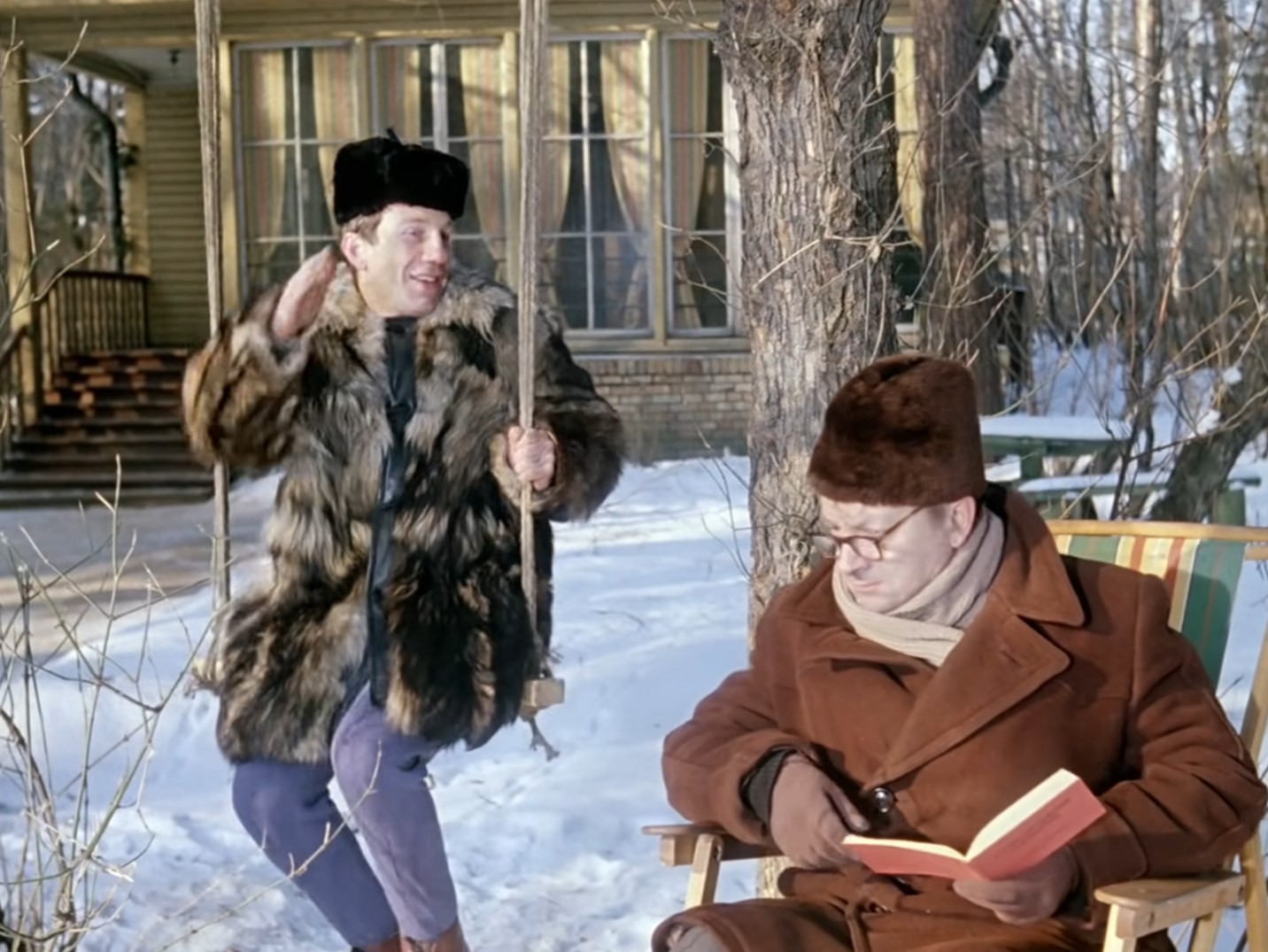 — Карандаш.
— Э пэнсил.
— Йес. Стол?
— Э тэйбл.
— Йес. Девушка.
— Чувиха.
— Да нет, по-английски! Ну?... Гёрл!
— О, йес, гёрл, гёрл!
— Йес, йес, ОБХСС!