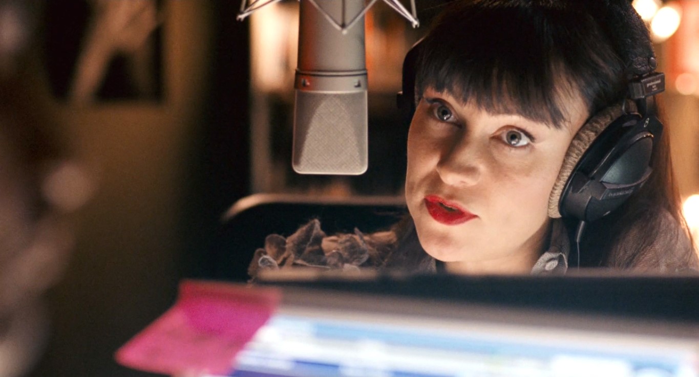 — Скажите пожалуйста, Иван Андреевич, ведь у животных нет никакой самостоятельной возможности как-то выбраться?
— Да, есть. Теоретическая возможность есть у медведя-летуна. Он ведь на воле преодолевает до пятисот метров по воздуху. Но как он это делает! Он забирается на самую высокую сосну и оттуда планирует.