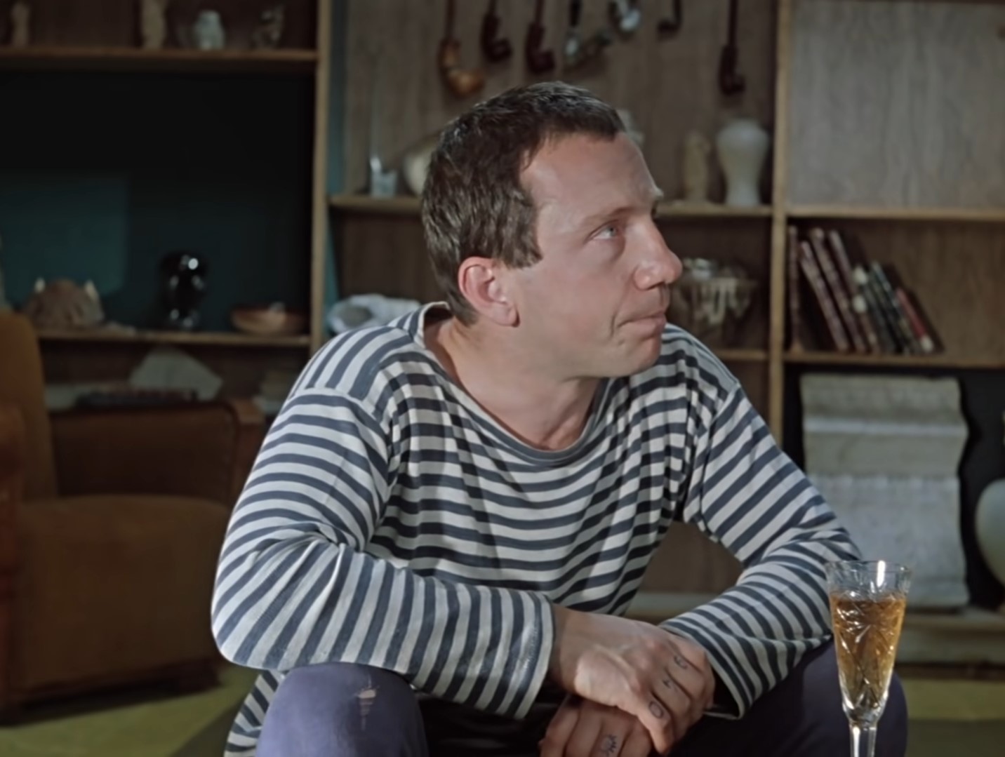 Евгений Иванович Трошкин — Скучно без водки.
— А что, обязательно напиваться, как свинья? Можно просто посидеть, поговорить по душам.
— Я не прокурор, чтоб с тобой по душам разговаривать.