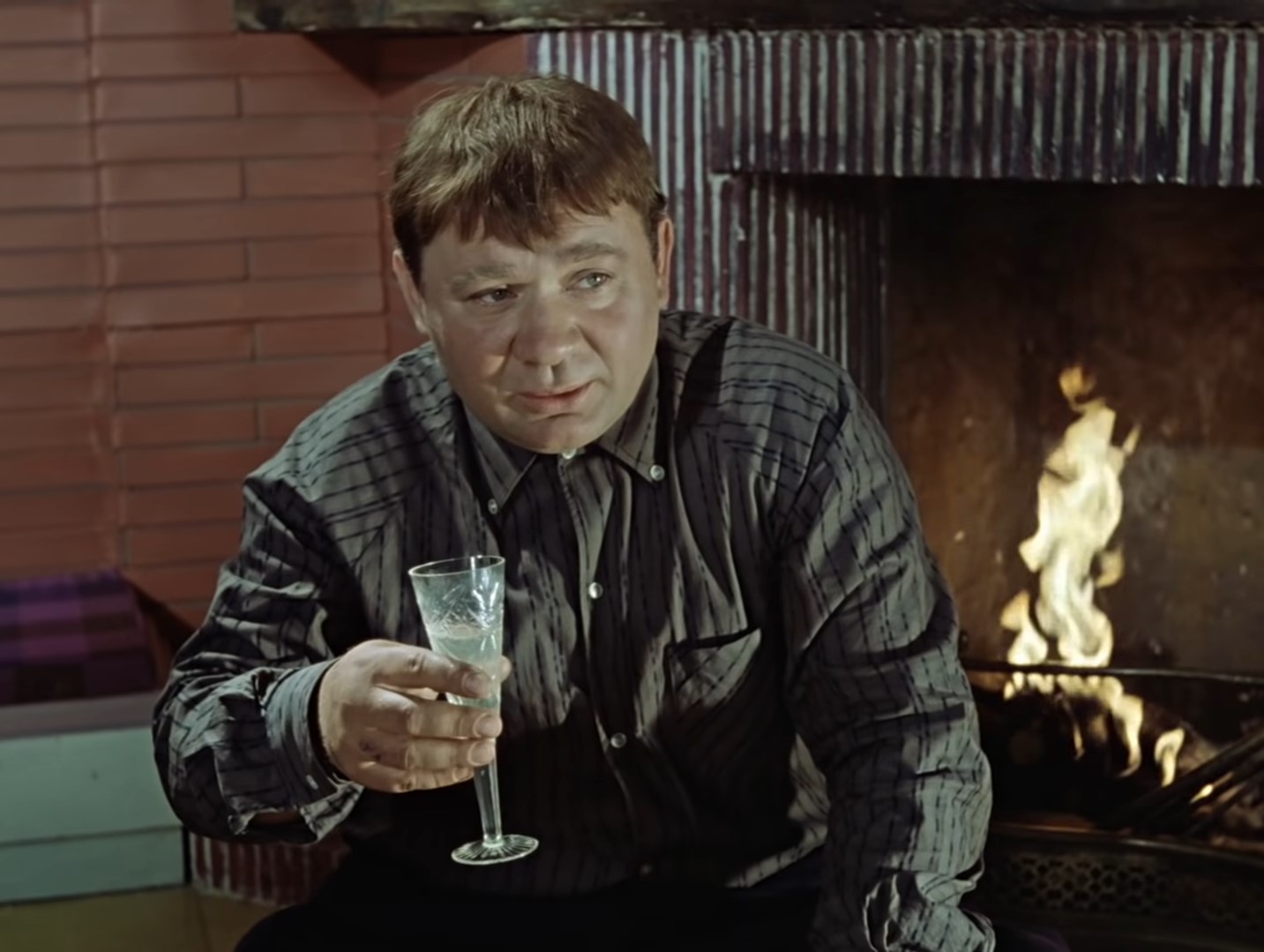 Евгений Иванович Трошкин — Скучно без водки.
— А что, обязательно напиваться, как свинья? Можно просто посидеть, поговорить по душам.
— Я не прокурор, чтоб с тобой по душам разговаривать.