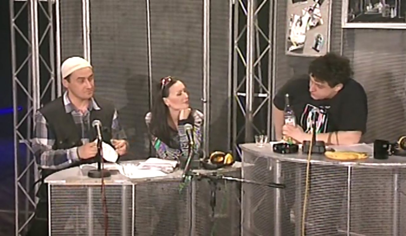 — А у меня к вам чисто мужской вопрос.
— Я ждал его.
— Скажите, а сколько раз в день они могут... спариваться?
— За день? Бог с вами. Раз в полгода! И что самое страшное, что после этого спаривания самец умирает!
— Как умирает?
— Ну, как умирает. Он впадает в эйфорию и вываливается из гнезда. Либо сразу ломает себе шею, либо его съедает....
— Выхухоль?
— Волк-хлопотун! Который видит, что кролик уже окончательно спарился и его можно есть.