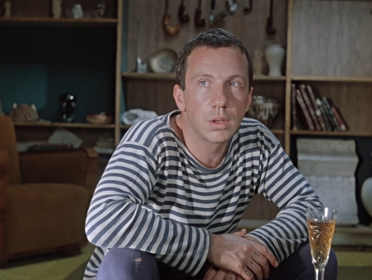 Евгений Иванович Трошкин — Почему обязательно в карты? Мало интересных игр? В бой, в кораблики. Да вот хорошая игра, в города. Знаешь, я говорю «Москва», а ты на последнюю букву на «а» — Астрахань. А ты, значит, на «н» — Новгород, понимаешь, да? А теперь ты, Федя.
— А чё я?
— Ну, говори на «д».
— Воркута.
— Почему Воркута?
— А я там сидел.
— Ну хорошо. А ты, значит на «а».
— Джамбул.
— А причём тут Джамбул?
— Потому что там тепло, там мой дом, там моя мама.