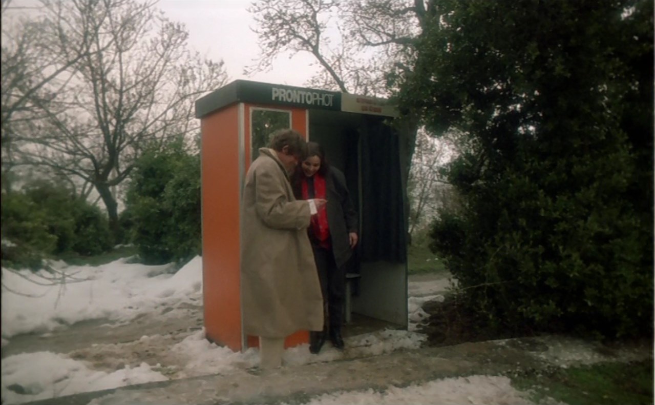 — Если ты нормальный, то ты живёшь какой-то неестественной жизнью.
— А я вообще не живу жизнью. Жить жизнью грустно: работа — дом, работа — могила. Я живу в заповедном мире своих снов. А жизнь – что жизнь... Практически, жизнь – это только окошко, в которое я время от времени выглядываю.
— И что там видно?
— Да так, ни фига, муть всякая...