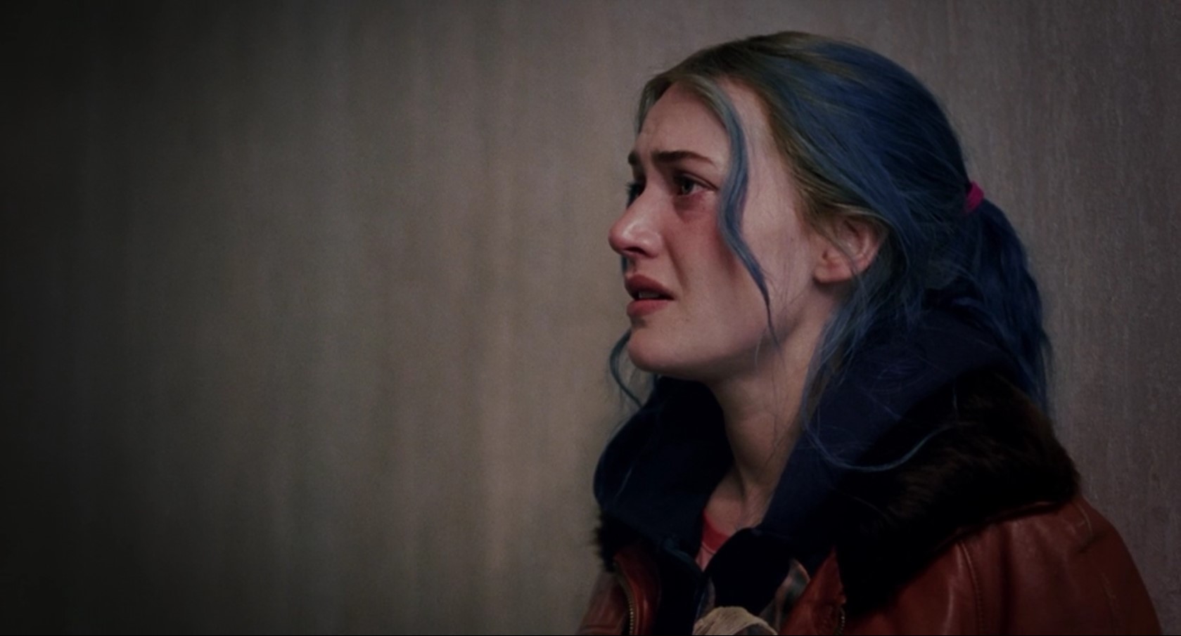 Клементина Кручински — Я не такая уж возвышенная, Джоэл. Я измученная девушка, ищущая умиротворения, я далеко не совершенна.
— Я не вижу в тебе никакой червоточины... пока не вижу.
— Ещё увидишь, увидишь! А нет, так сам сочинишь. А я с тобой затоскую, решу, что попала в ловушку, со мной всегда так!
— Пускай.
— Пускай... Пускай!