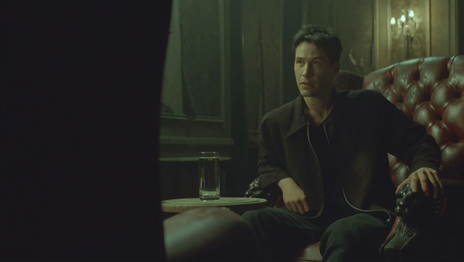 — Ты веришь в судьбу, Нео?
— Нет.
— Почему?
— Неприятно думать, что тобой манипулируют.