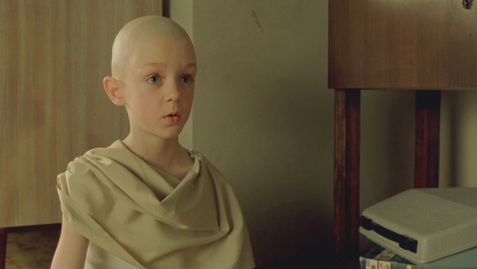 — Не пытайся согнуть ложку. Это невозможно. Для начала нужно понять главное.
— Что главное?
— Ложки не существует.
— Не существует?
— Знаешь, это не ложка гнётся. Всё — обман. Дело в тебе.