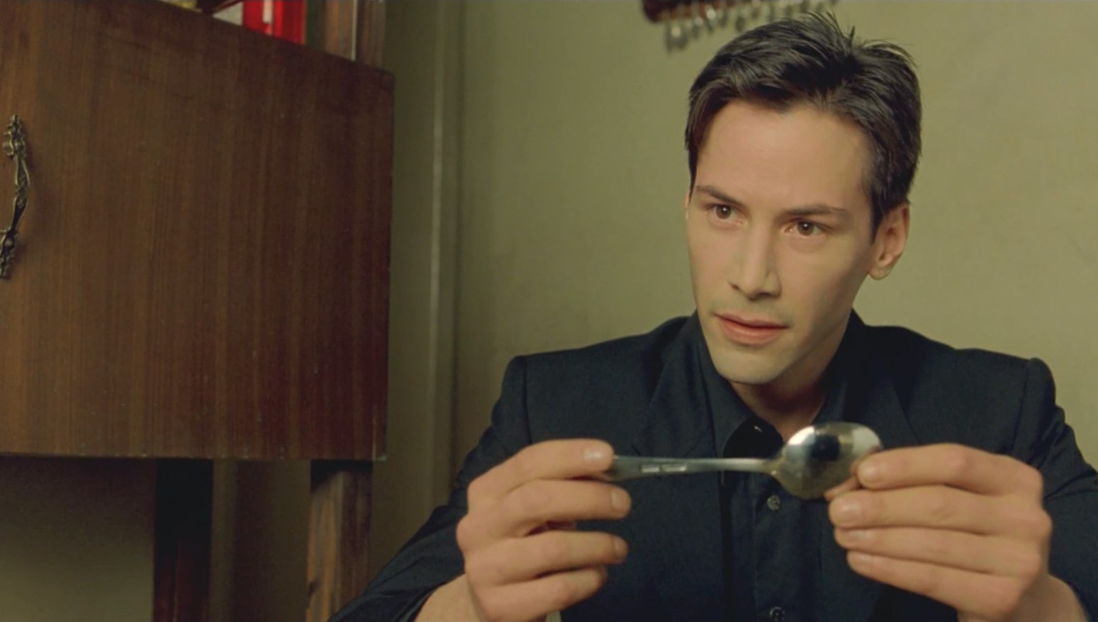 — Не пытайся согнуть ложку. Это невозможно. Для начала нужно понять главное.
— Что главное?
— Ложки не существует.
— Не существует?
— Знаешь, это не ложка гнётся. Всё — обман. Дело в тебе.