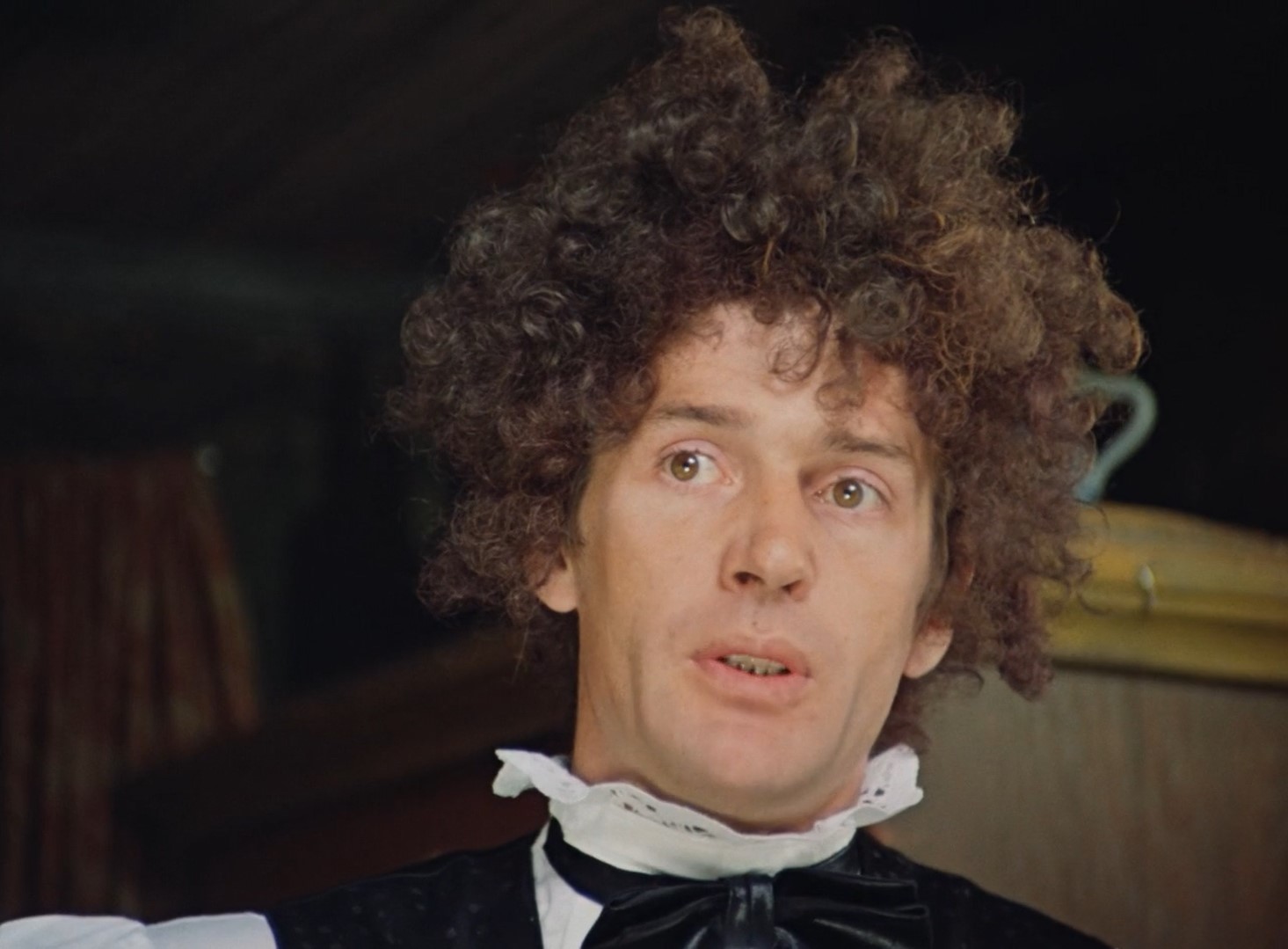 И сия пучина поглотила ея в один момент.– Что сие значит?
– Это песня о бедном рыбалке, который попал из Неаполя в бурное море. А его бедная девушка ждала на берегу, ждала — ждала, пока недождалась. Тогда она сбросила с себя последнюю одежду и тоже бросилась в бурное море. И сия пучина поглотила ея в один момент. В общем, все умерли.