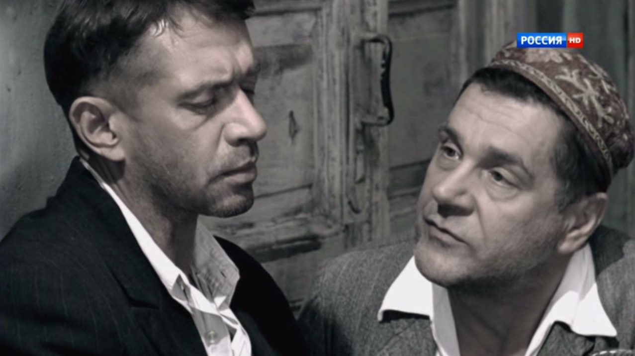 Дава, я извиняюсь, но ты-таки босяк, некому задницу надрать. Пять пистолетов — не пачка папирос, они-таки стреляют. Ну ты же не окно в женской бане, зачем в тебе дырка?