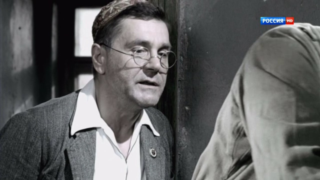 Так он с детства такие номера откалывал. На Пересипи как-то раз, три некрасивых пацана привстали на дороге как шлагбаум. Повытягали из карманов перья, кастеты и самые такие смелые стоят, с понтом на мордах сделать нам нехорошо. Так Дава ни разу не подумав, пожал им сходу челюсть. Они от такого здрасте, пообронили свой металлолом, схватили ноги в руки и до хаты, набрать таких ещё пять-шесть солистов для ансамбля.