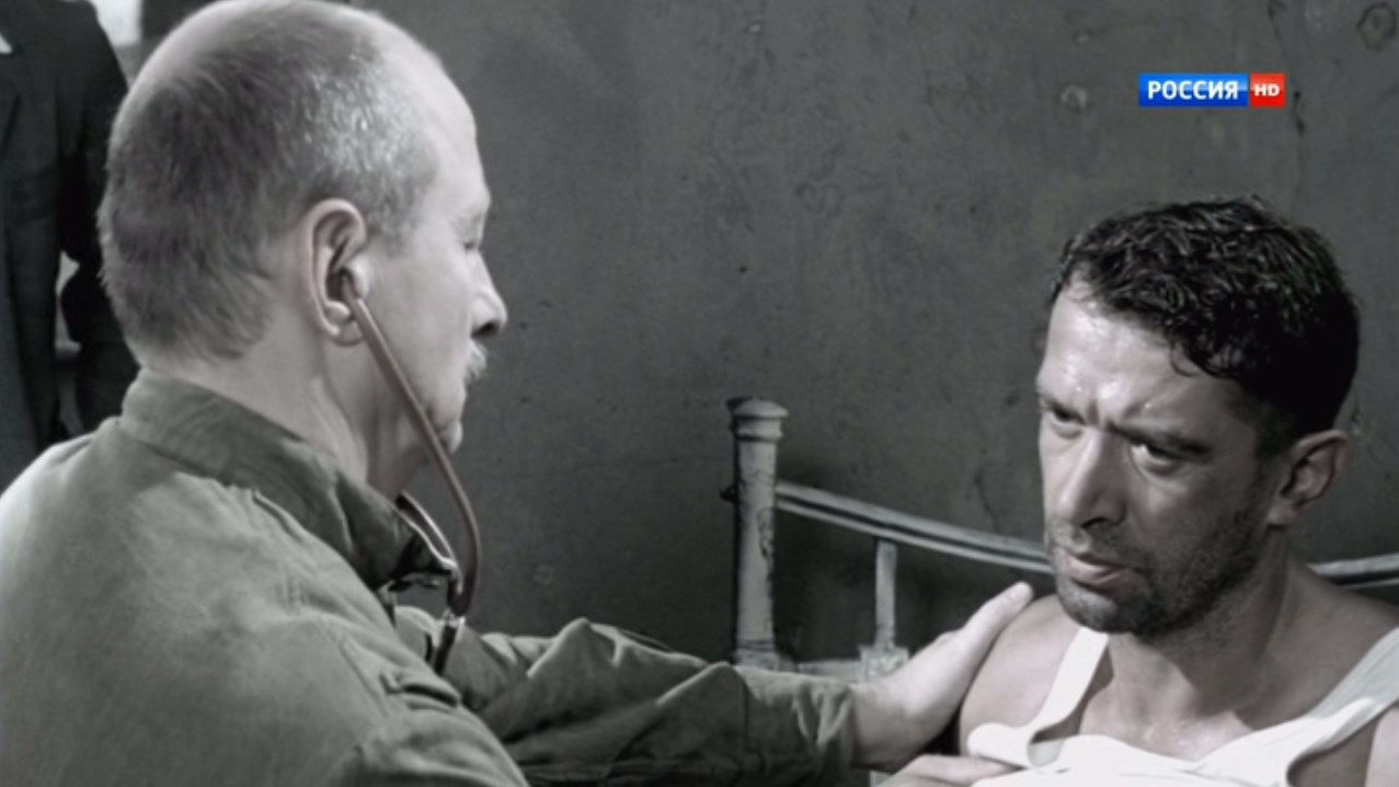 Так он с детства такие номера откалывал. На Пересипи как-то раз, три некрасивых пацана привстали на дороге как шлагбаум. Повытягали из карманов перья, кастеты и самые такие смелые стоят, с понтом на мордах сделать нам нехорошо. Так Дава ни разу не подумав, пожал им сходу челюсть. Они от такого здрасте, пообронили свой металлолом, схватили ноги в руки и до хаты, набрать таких ещё пять-шесть солистов для ансамбля.