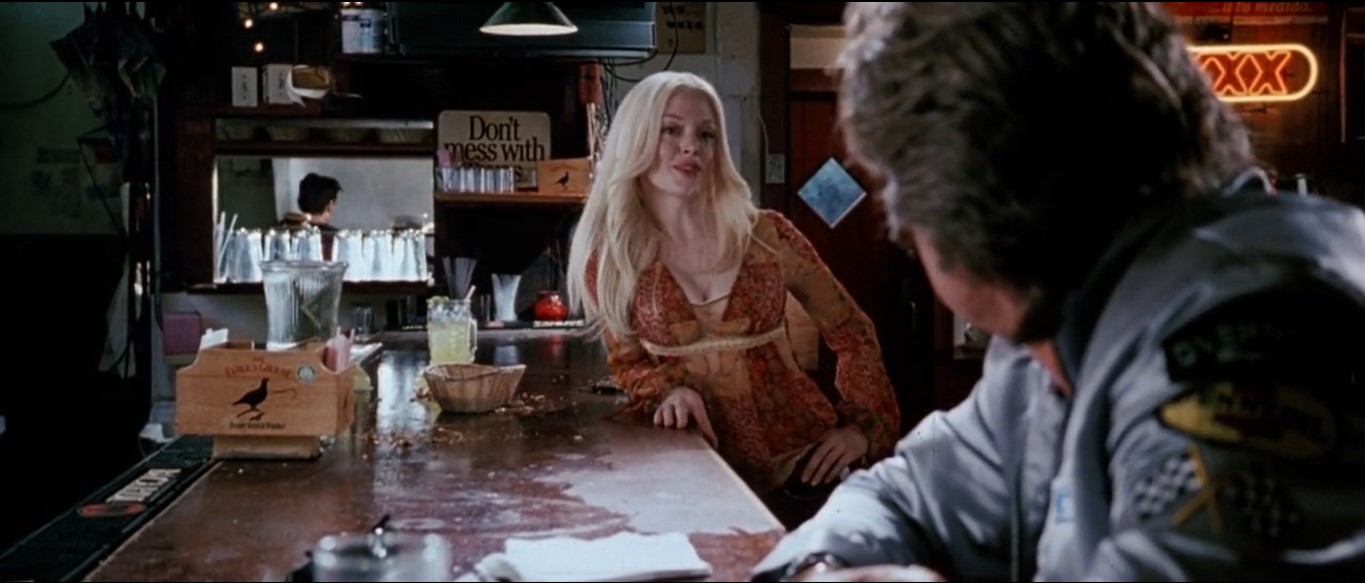 — Зачем человеку, который не пьет, приходить сюда вечером?
— В баре необязательно просто пить алкогольные коктейли.
— А что тут еще интересного?
— Женщины. Здесь всегда отличная компания. Уоррен, например. Спиртное — это просто дорожка, по которой можно найти общий язык.