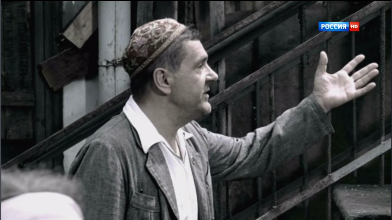 Дава, стой. Слушай, мы четыре года не замечали твой день рождения. Ты не хотел, я уважаю. А пятый я уже не хочу.