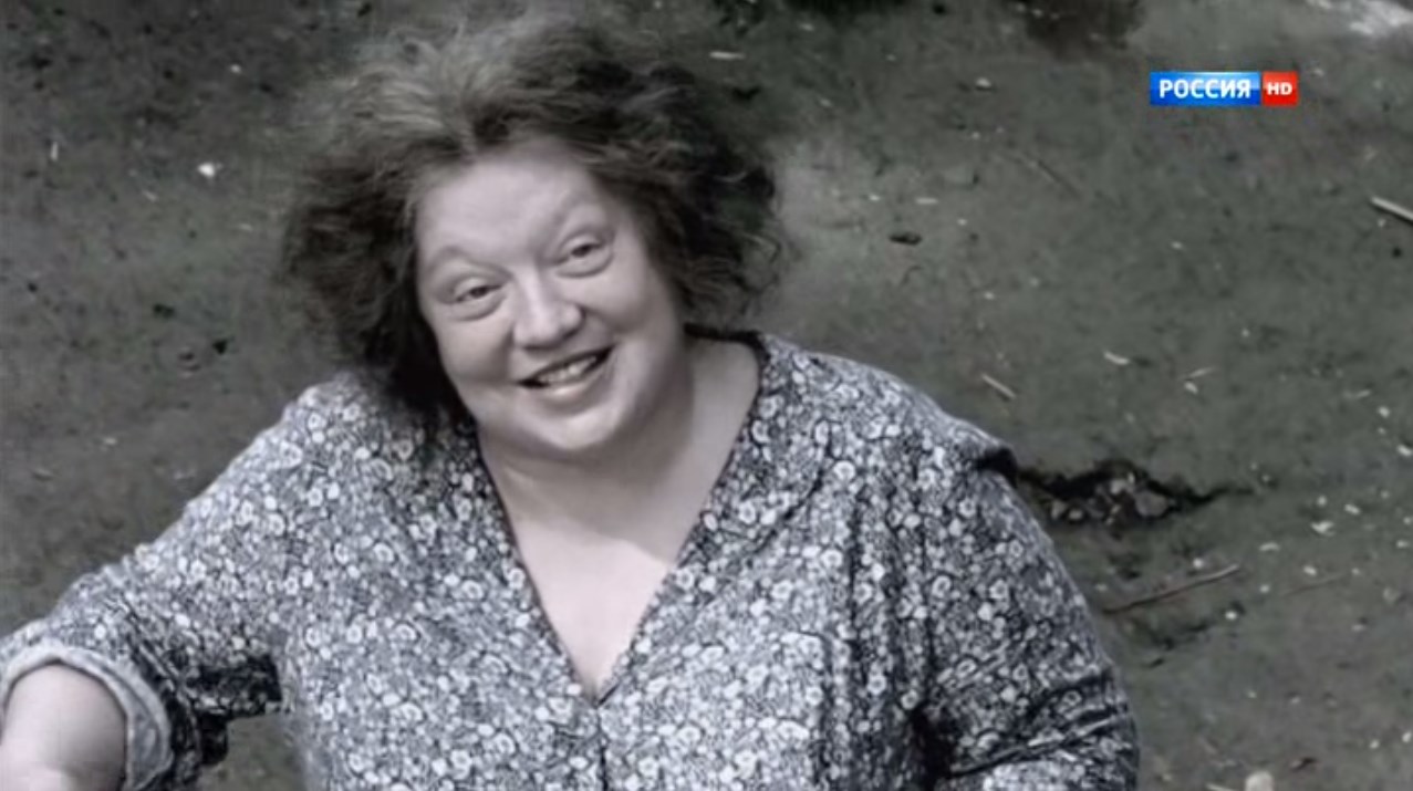 — А где у нас случилось?
— Пара незаметных пустяков. Вам что-то захотелось, мадам Шмуклис?
— Немножечко щепотку соли. Эмик, такое счастье, надыбал глоссика.
— Скажите пожалуйста, два больших расстройства, надыбал глоссика?
— Таки да.
— Целого? Или одни плавнички?
— Виляет хвостом как скаженный.
— Так надо жарить. При такой густой жаре глоссик долго не выдержит.
— А я за что?! Дак Эммик ухнул пачку соли в помойное ведро.
— А шо, если помои посолить, они будут лучше пахнуть?
— Ну я вас умоляю, Фима, вы же знаете за Эммика, он если не сломает, так уронит.