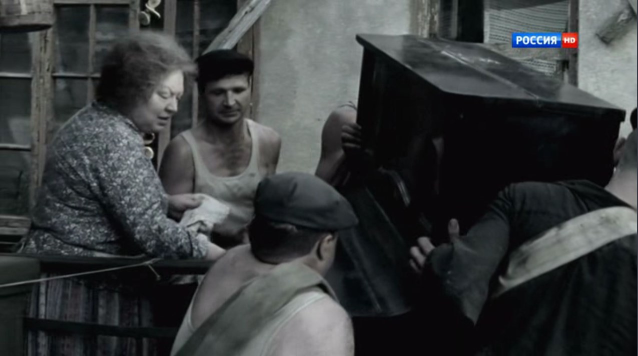 тётя Песя Тише несите! Тише! Тише ж, кому сказала? Смотрите глазами! Вы ж его пошкрябаете!