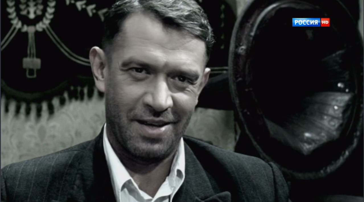 Давид Маркович Гоцман Саня Сам-Не-Знаю — Давид Маркович, это ж не по-джентльмэнски! Это ж честный куш!
— Шо деньги, Саня? Деньги — мусор. Тебе вышак маячит!