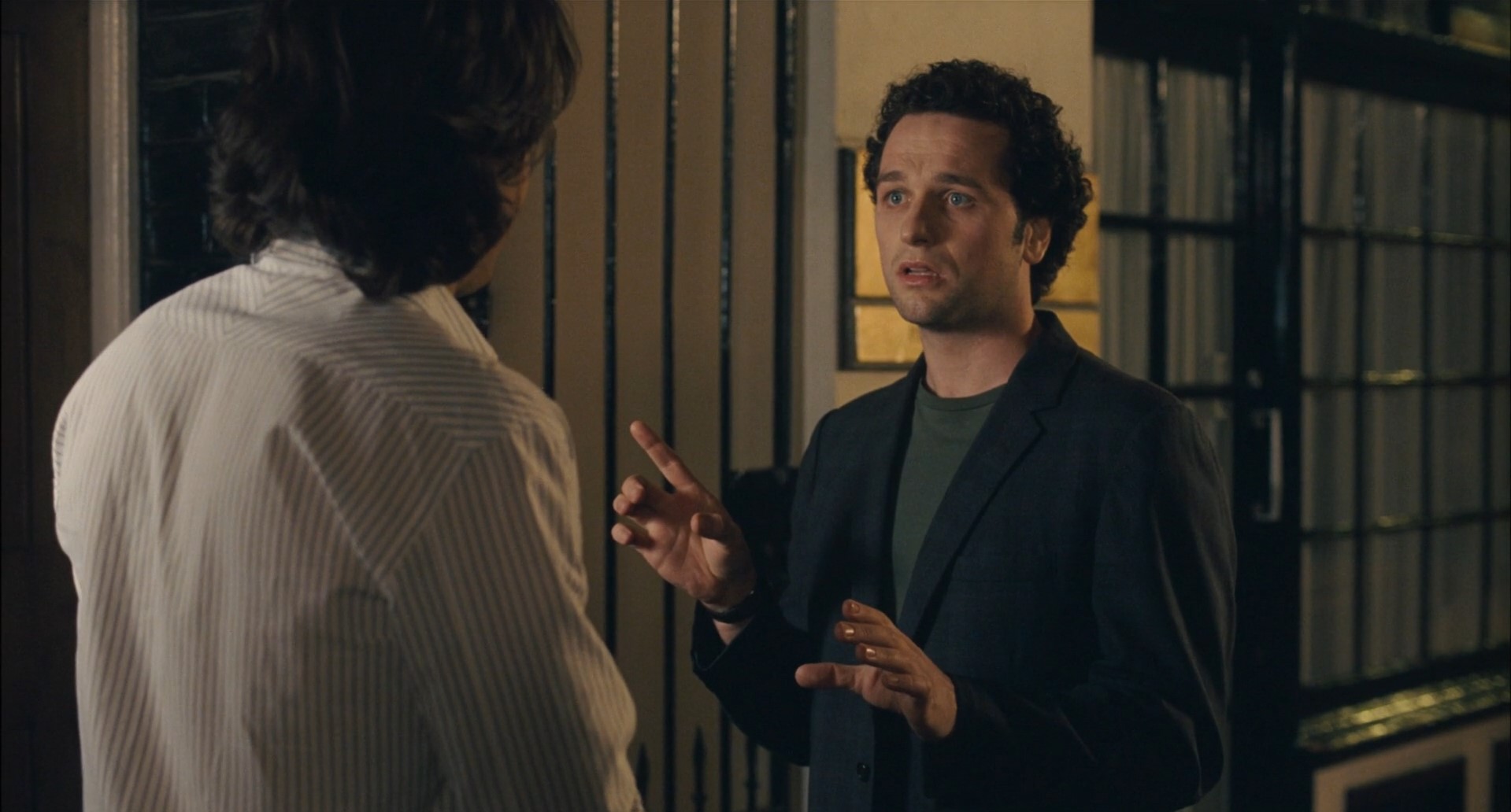 — Я просто не гей.
— Что?!
— Я натурал.
— С каких пор?!
— Ну, я думаю лет в восемь я заметил это впервые. Я решил, что это пройдет, но со временем мне пришлось принять эту правду — я люблю женщин.