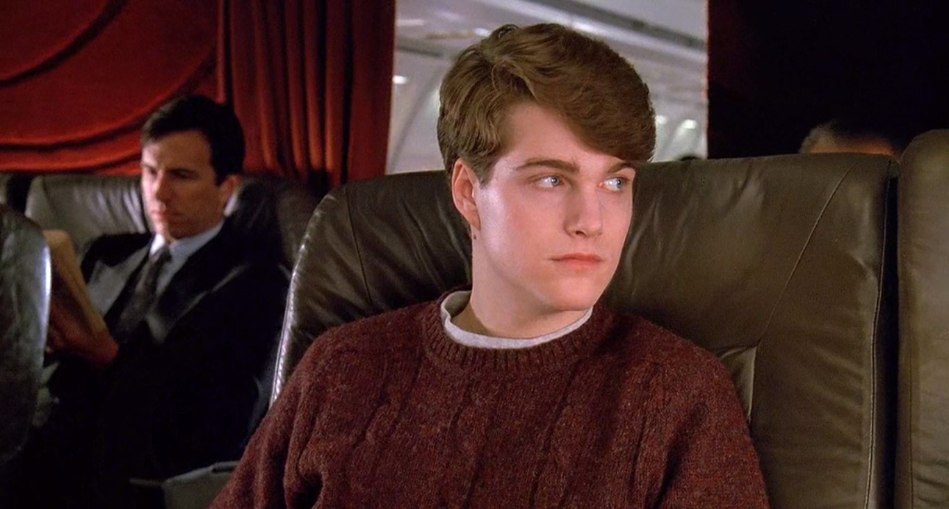 Женщины… Что еще сказать… Кто сотворил их? Господь Бог непревзойденный гений. Волосы… Говорят, что волосы – это все… Знаешь ли ты, что такое зарыться лицом в облако волос и захотеть уснуть вечным сном… Или губы… когда они касаются твоих губ – это словно глоток вина после перехода через пустыню… Груди… Ох… Большие, маленькие… Соски смотрят на тебя как скрытые прожектора… Ноги… Неважно, похожи ли они на греческие колонны или на ножки Стэнуэя, главное, что между ними… Билет в рай…