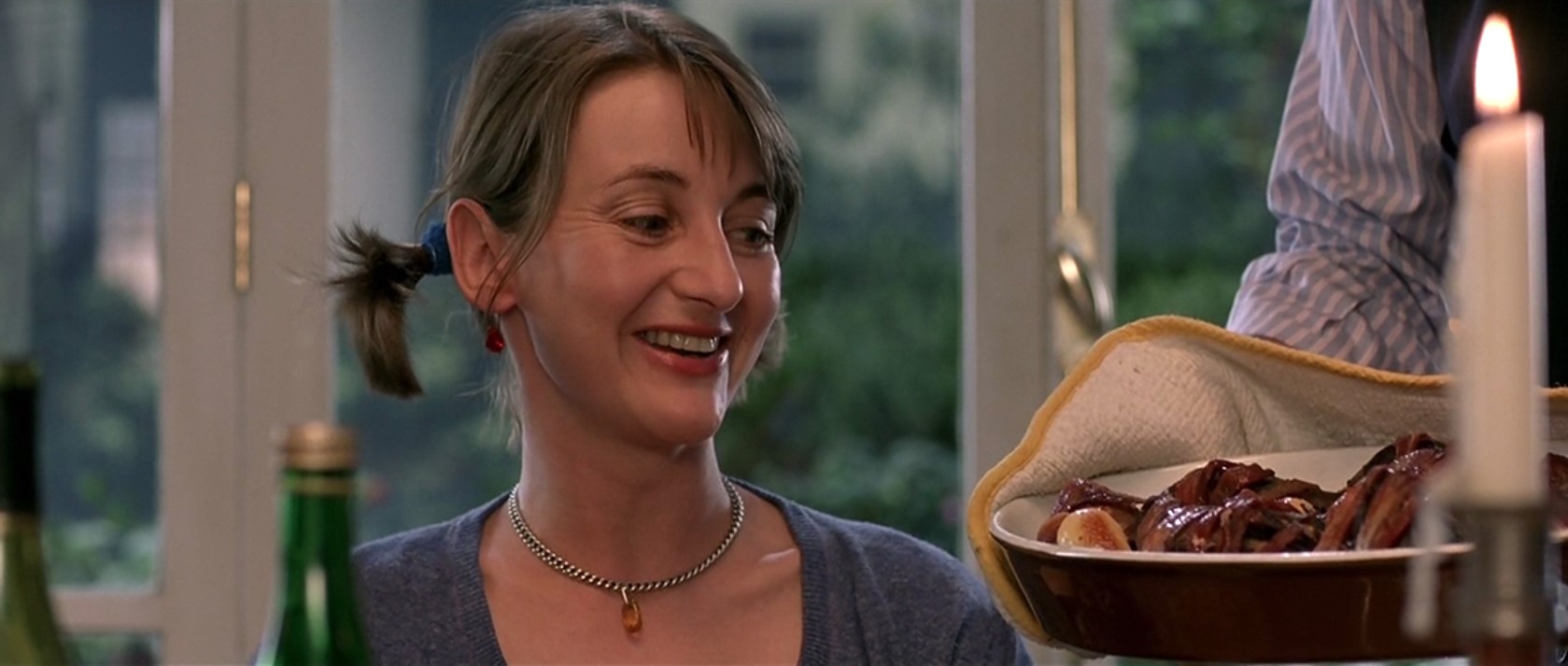 Уильям Такер Макс (друг Такера) Кесайя — Вальдшнепа?
— Нет, спасибо. Я фрукторианка.
— А кто такие фрукторианки?
— Мы верим, что фрукты и овощи всё ощущают. И готовить их — жестоко. Мы едим только то, что упало с куста или с дерева. Эти плоды уже мертвы.
— Значит, эту морковку...
— Её убили, да.
— Убили... Бедная морковка.