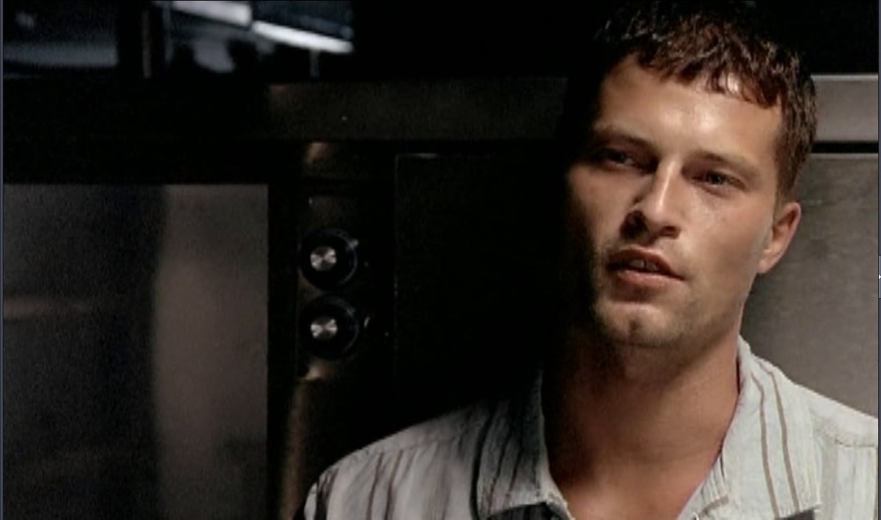 Мартин Брест — Стоишь на берегу и чувствуешь солёный запах ветра, что веет с моря. И веришь, что свободен ты, и жизнь лишь началась. И губы жжёт подруги поцелуй, пропитанный слезой.
— Я не был на море…
— Ладно, не заливай… Ни разу не был на море?
— Не довелось. Не был.
— Уже постучались на небеса, накачались текилой, буквально проводили себя… в последний путь. Хм. А ты на море-то не побывал.
— Не успел, не вышло.
— Не знал, что на небесах никуда без этого?... Пойми, на небесах только и говорят, что о море. Как оно бесконечно прекрасно. О закате, который они видели. О том, как солнце, погружаясь в волны, стало алым, как кровь. И почувствовали, что море впитало энергию светила в себя, и солнце было укрощено, и огонь уже догорал в глубине. А ты? Что ты им скажешь? Ведь ты ни разу не был на море. Там наверху тебя окрестят лохом.
— Что ж теперь поделаешь…