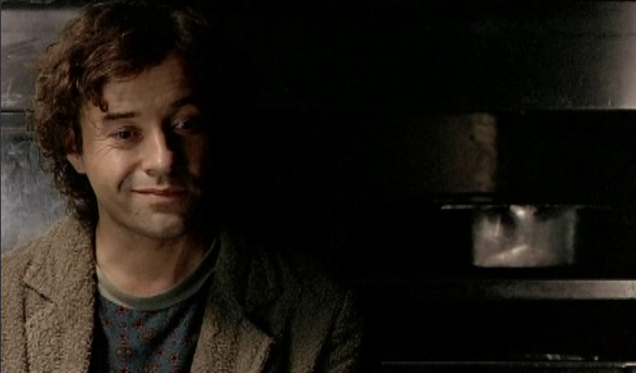 Мартин Брест — Стоишь на берегу и чувствуешь солёный запах ветра, что веет с моря. И веришь, что свободен ты, и жизнь лишь началась. И губы жжёт подруги поцелуй, пропитанный слезой.
— Я не был на море…
— Ладно, не заливай… Ни разу не был на море?
— Не довелось. Не был.
— Уже постучались на небеса, накачались текилой, буквально проводили себя… в последний путь. Хм. А ты на море-то не побывал.
— Не успел, не вышло.
— Не знал, что на небесах никуда без этого?... Пойми, на небесах только и говорят, что о море. Как оно бесконечно прекрасно. О закате, который они видели. О том, как солнце, погружаясь в волны, стало алым, как кровь. И почувствовали, что море впитало энергию светила в себя, и солнце было укрощено, и огонь уже догорал в глубине. А ты? Что ты им скажешь? Ведь ты ни разу не был на море. Там наверху тебя окрестят лохом.
— Что ж теперь поделаешь…