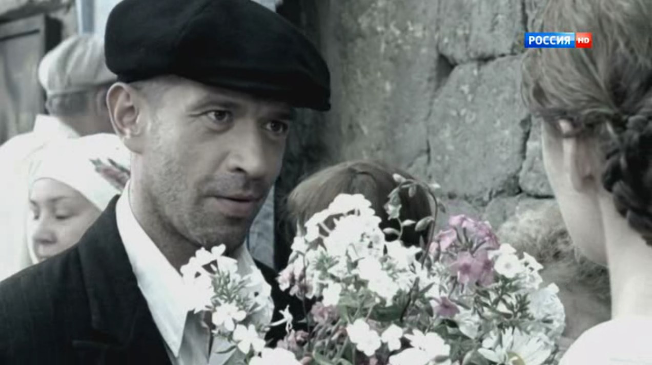 — Вот. Вам цветы.
— Зачем?
— От меня Вам.
— Спасибо, не надо.
— Почему?
— В очереди за хлебом не стоят с цветами.
— А я могу Вам без очереди взять.
— Давид Маркович, это глупо, я же Вам все сказала, а Вы настаиваете, зачем?
— Вот что, Нора, вот Вам букет, и хотите — метите им улицу. Вечером жду Вас перед оперным театром. Будем оперу слушать. Всё!