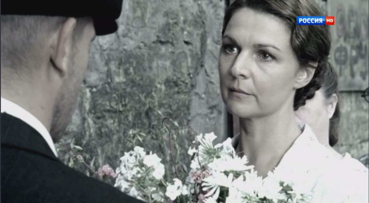 — Вот. Вам цветы.
— Зачем?
— От меня Вам.
— Спасибо, не надо.
— Почему?
— В очереди за хлебом не стоят с цветами.
— А я могу Вам без очереди взять.
— Давид Маркович, это глупо, я же Вам все сказала, а Вы настаиваете, зачем?
— Вот что, Нора, вот Вам букет, и хотите — метите им улицу. Вечером жду Вас перед оперным театром. Будем оперу слушать. Всё!