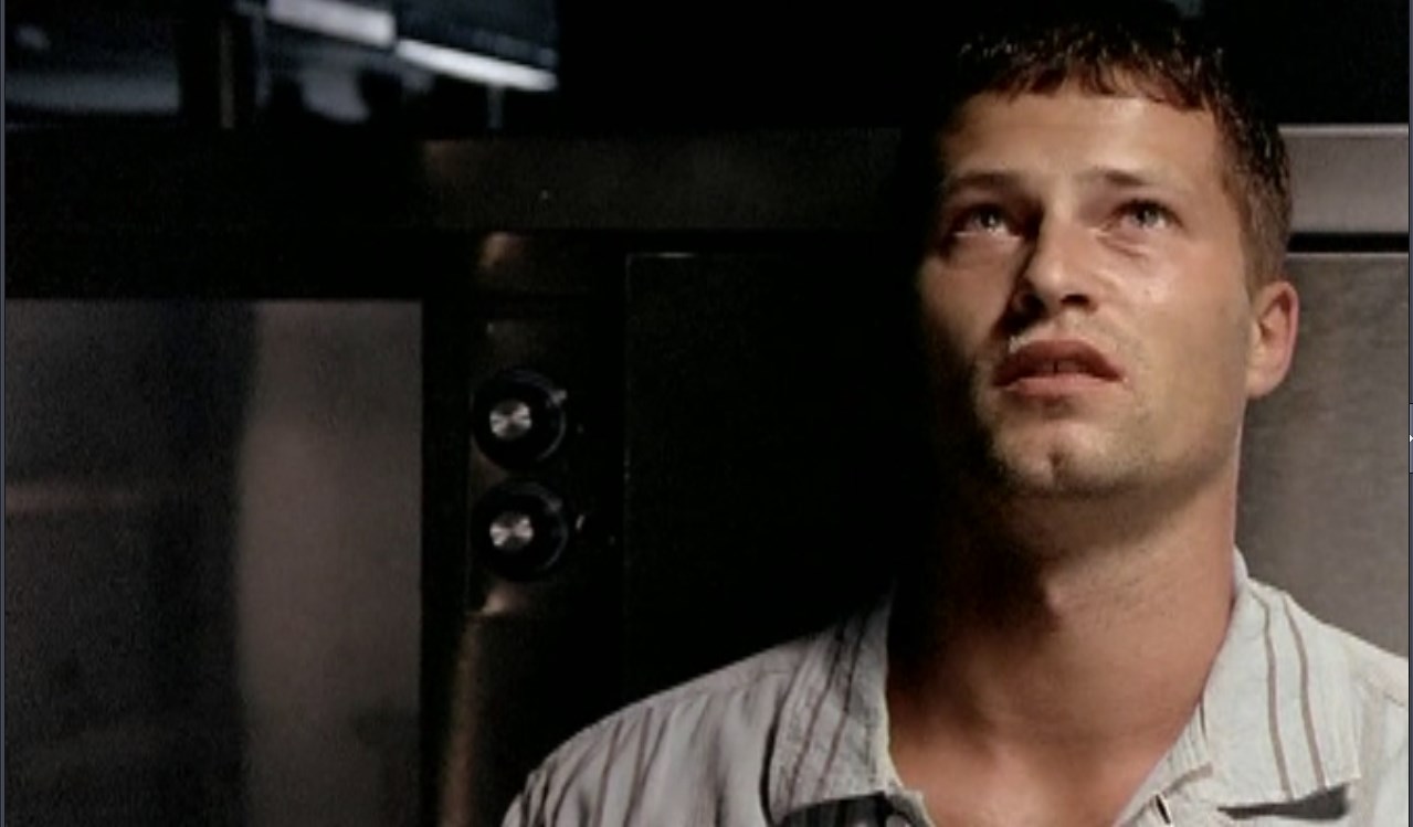 Мартин Брест — Стоишь на берегу и чувствуешь солёный запах ветра, что веет с моря. И веришь, что свободен ты, и жизнь лишь началась. И губы жжёт подруги поцелуй, пропитанный слезой.
— Я не был на море…
— Ладно, не заливай… Ни разу не был на море?
— Не довелось. Не был.
— Уже постучались на небеса, накачались текилой, буквально проводили себя… в последний путь. Хм. А ты на море-то не побывал.
— Не успел, не вышло.
— Не знал, что на небесах никуда без этого?... Пойми, на небесах только и говорят, что о море. Как оно бесконечно прекрасно. О закате, который они видели. О том, как солнце, погружаясь в волны, стало алым, как кровь. И почувствовали, что море впитало энергию светила в себя, и солнце было укрощено, и огонь уже догорал в глубине. А ты? Что ты им скажешь? Ведь ты ни разу не был на море. Там наверху тебя окрестят лохом.
— Что ж теперь поделаешь…