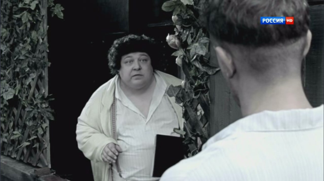 Давид Маркович Гоцман Эммик — Есть квартирка на Преображенской... ой... на Советской Армии, хозяев нет, где – неизвестно, а мадам Короткая мается с двумя детями-паразитами у комнате неважного размера. Требуется только черкнуть: «Поддерживаю ходатайство». По-соседски.
— Как мадам зовут?
— Короткая.
— Эммик, у нас есть майор Разный, до пары твоей Короткой, я ему передам твою просьбу.
— А шож Вы не сами, Давид Маркович?
— За отдел ОБХСС он отвечает, ему и карты в руки.
— Я так понял, что вы возражаете...
— Сильно возражаю... Так возражаю, Эммик, что будет время, я тебе ухи отвинчу.