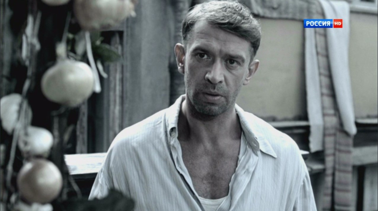 Давид Маркович Гоцман Эммик — Есть квартирка на Преображенской... ой... на Советской Армии, хозяев нет, где – неизвестно, а мадам Короткая мается с двумя детями-паразитами у комнате неважного размера. Требуется только черкнуть: «Поддерживаю ходатайство». По-соседски.
— Как мадам зовут?
— Короткая.
— Эммик, у нас есть майор Разный, до пары твоей Короткой, я ему передам твою просьбу.
— А шож Вы не сами, Давид Маркович?
— За отдел ОБХСС он отвечает, ему и карты в руки.
— Я так понял, что вы возражаете...
— Сильно возражаю... Так возражаю, Эммик, что будет время, я тебе ухи отвинчу.