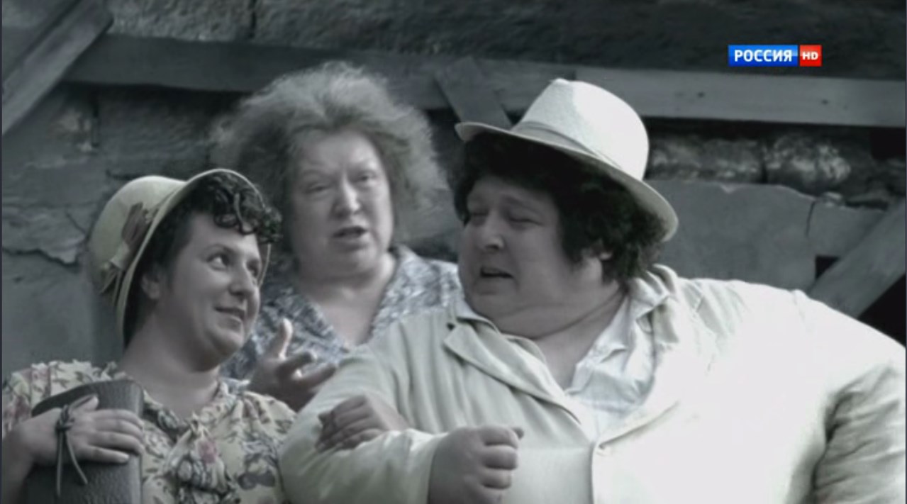 Эммик мадам Шмуклис — Эммик, что Вы потеряли в том ресторане, Вы мне скажите.
— Вы не видели красивой жизни, мама!
— А что, разве нельзя покушать со вкусом дома? Я же с утра уже всё приготовила: и гефилте-фиш, и форшмак, и синенькие...
— Ой, Вы, мама, не смешите меня!
— Ой-вэй, как будто у него нет дома, у этого ребенка. Эта Циля откуда взялась на мою голову, такой гембель! Ведет себя, как румынская проститутка. Какое счастье, что твой папа не дожил до этого дня, когда он видел, чтоб ребенок пошёл в ресторан от мамы. Мама готовит целый день...