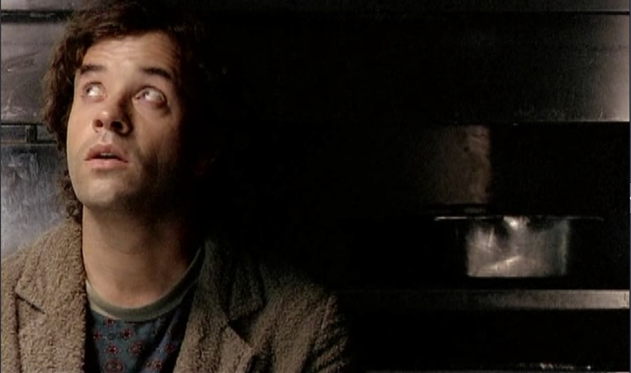 Мартин Брест — Стоишь на берегу и чувствуешь солёный запах ветра, что веет с моря. И веришь, что свободен ты, и жизнь лишь началась. И губы жжёт подруги поцелуй, пропитанный слезой.
— Я не был на море…
— Ладно, не заливай… Ни разу не был на море?
— Не довелось. Не был.
— Уже постучались на небеса, накачались текилой, буквально проводили себя… в последний путь. Хм. А ты на море-то не побывал.
— Не успел, не вышло.
— Не знал, что на небесах никуда без этого?... Пойми, на небесах только и говорят, что о море. Как оно бесконечно прекрасно. О закате, который они видели. О том, как солнце, погружаясь в волны, стало алым, как кровь. И почувствовали, что море впитало энергию светила в себя, и солнце было укрощено, и огонь уже догорал в глубине. А ты? Что ты им скажешь? Ведь ты ни разу не был на море. Там наверху тебя окрестят лохом.
— Что ж теперь поделаешь…