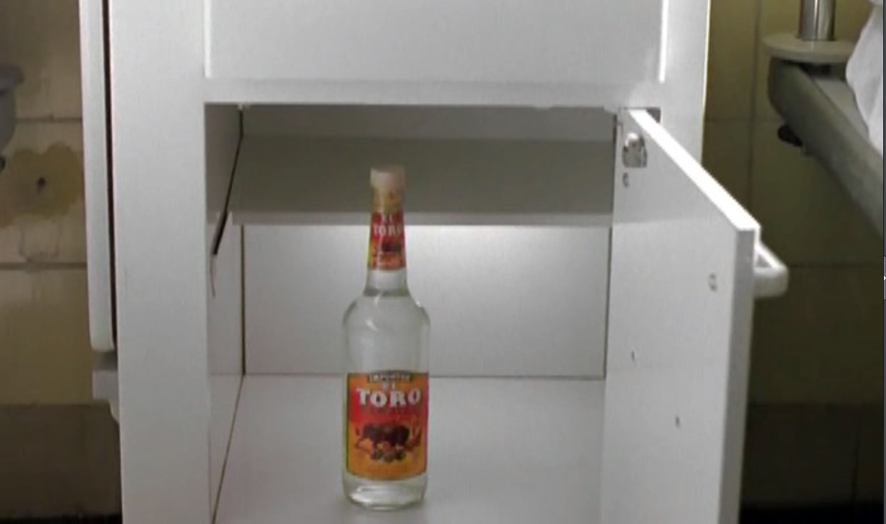 — Мы, наверное, лежим в палате для конченых... Этакий чулан.
[идут на кухню в поисках соли и лимона]
— Может надо было спросить у кого-нибудь?
— Ага! Сестра, нет ли соли и лимончика, а то текилку нечем закусить...