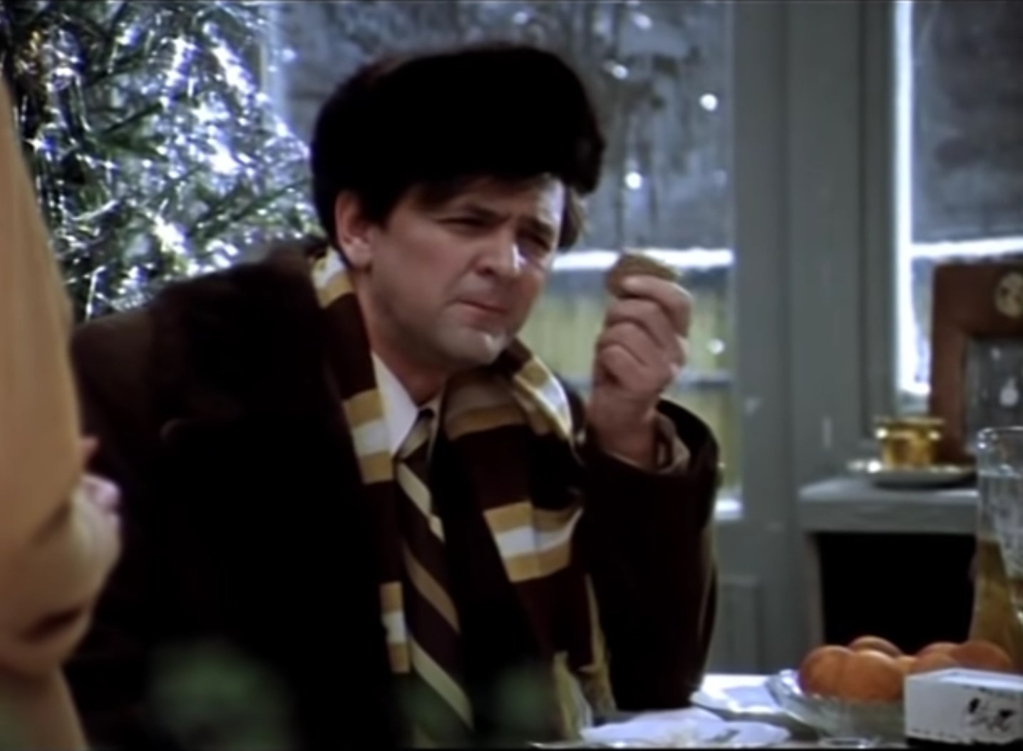 Господи, как скучно мы живём! В нас пропал дух авантюризма! Мы перестали лазить в окна к любимым женщинам. Мы перестали делать большие и хорошие глупости...