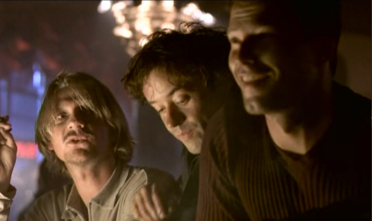 посетитель бара — Это бордель или кабаре?
— Точно никто не знает.