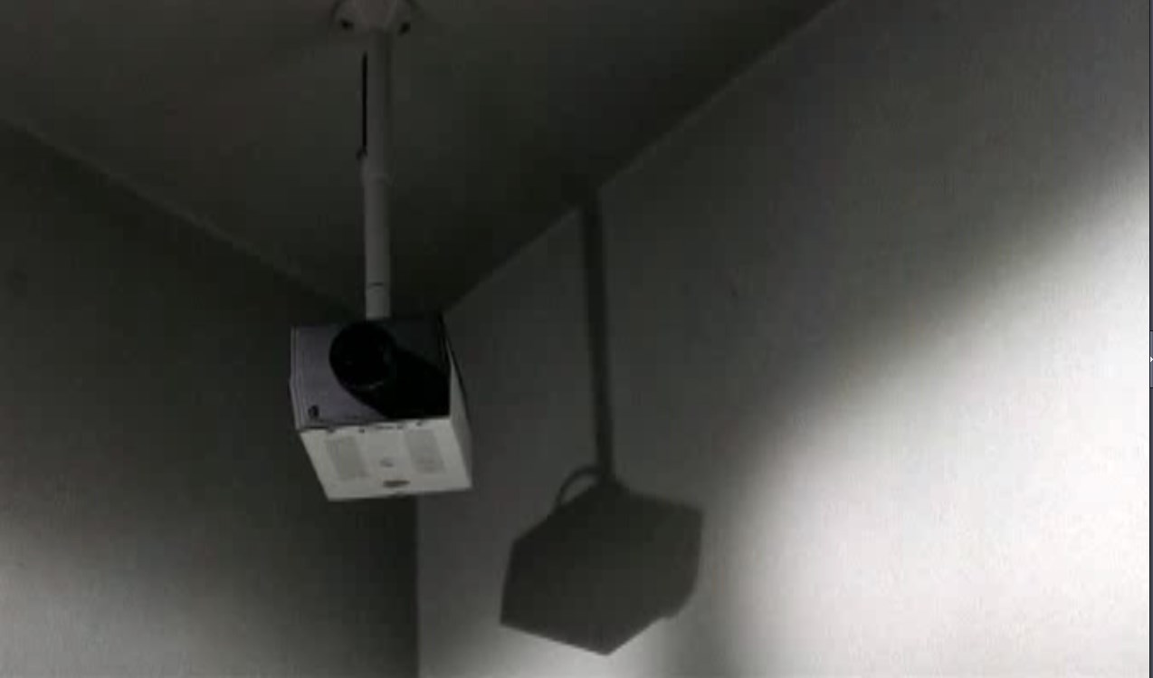 работник банка — Алло! Меня зовут Мартин Брест! Как вы видите, я как раз граблю ваш вшивый банк. А то, понимаете, выбрал себе клёвую одёжку, а расплатиться не в силах!
— Камера звук не записывает, но слова я передам!