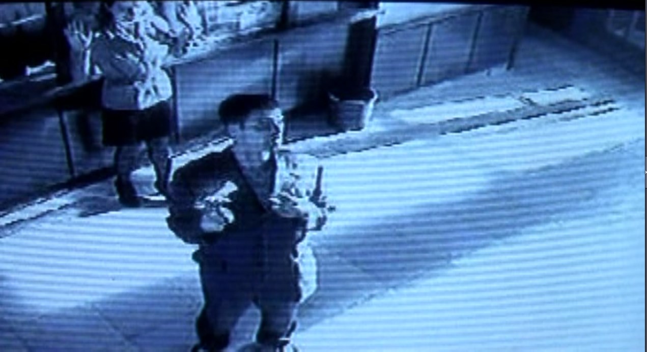 работник банка — Алло! Меня зовут Мартин Брест! Как вы видите, я как раз граблю ваш вшивый банк. А то, понимаете, выбрал себе клёвую одёжку, а расплатиться не в силах!
— Камера звук не записывает, но слова я передам!