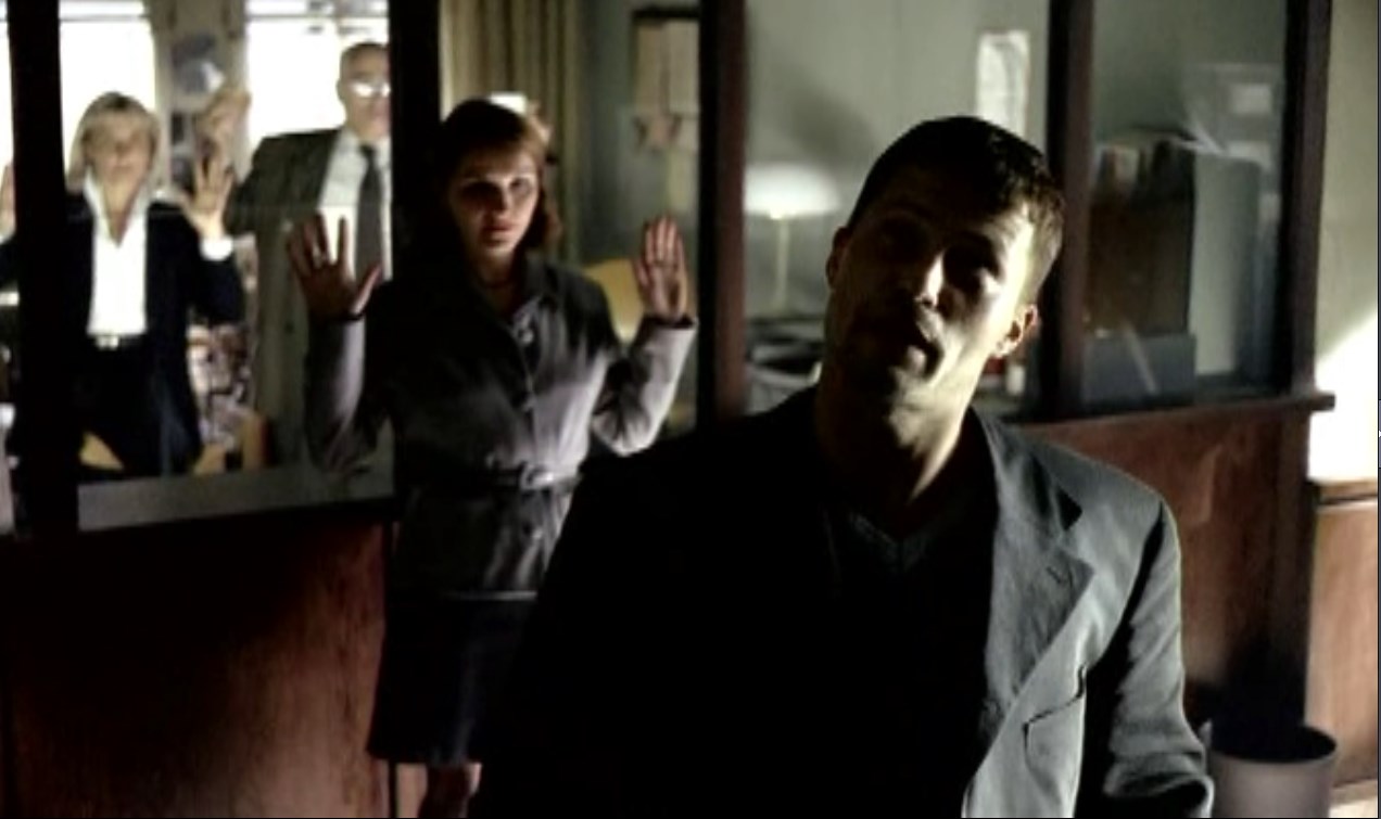 работник банка — Алло! Меня зовут Мартин Брест! Как вы видите, я как раз граблю ваш вшивый банк. А то, понимаете, выбрал себе клёвую одёжку, а расплатиться не в силах!
— Камера звук не записывает, но слова я передам!