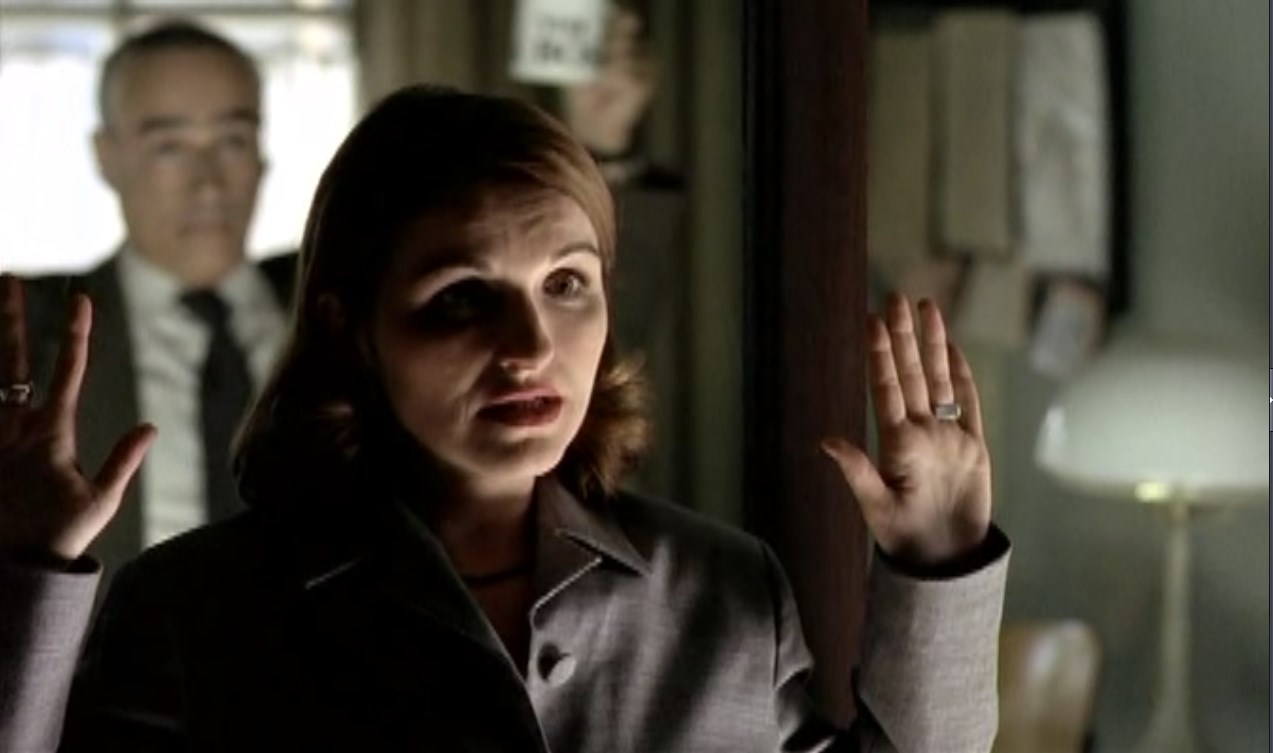 работник банка — Алло! Меня зовут Мартин Брест! Как вы видите, я как раз граблю ваш вшивый банк. А то, понимаете, выбрал себе клёвую одёжку, а расплатиться не в силах!
— Камера звук не записывает, но слова я передам!